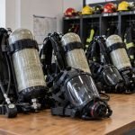 Equipos de respiración autónoma dispuestos en un cuartel de bomberos