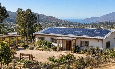 Centro comunitario con paneles solares en un paisaje de la Región de Valparaíso