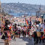 Pasacalle de danza andina y percusión en una calle de Valparaíso