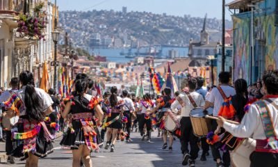 Pasacalle de danza andina y percusión en una calle de Valparaíso