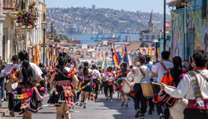 Pasacalle de danza andina y percusión en una calle de Valparaíso