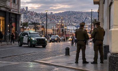 Patrullaje preventivo en una calle del centro de Valparaíso