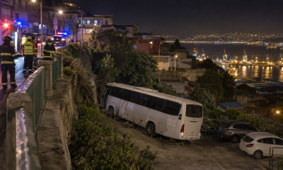 Ilustración editorial de una emergencia nocturna con un bus en una ladera de Valparaíso