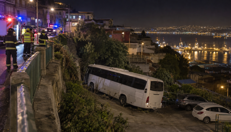 Ilustración editorial de una emergencia nocturna con un bus en una ladera de Valparaíso