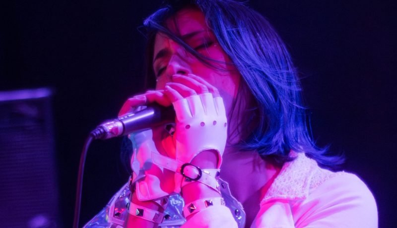 Ángel galab lanza "corazón" en vivo en villa alemana