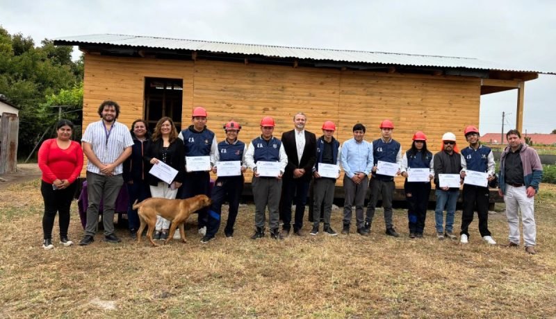 la cruz: estudiantes y municipio unen fuerzas en construcción de vivienda digna para adulta mayor