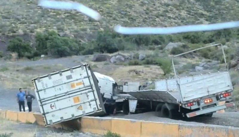 camión se vuelca en los andes: contenedor desprendido en ruta 60ch