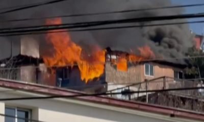 valparaíso: incendio de gran magnitud devasta viviendas en cerro el litre