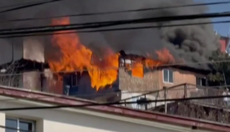 valparaíso: incendio de gran magnitud devasta viviendas en cerro el litre
