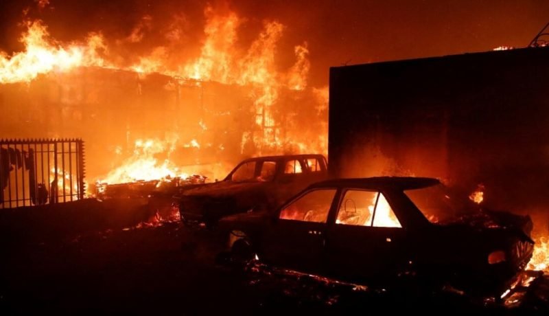 incendio devasta la histórica iglesia las carmelitas en viña del mar; bomberos despliegan 12 unidades y el tránsito queda bloqueado.