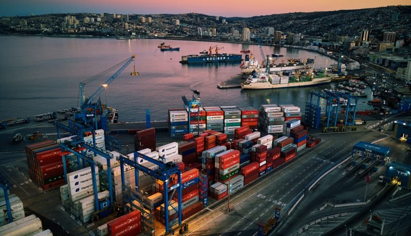 estibadores de valparaíso encienden barricadas en plaza sotomayor por ruptura de negociaciones con ultraport y report del puerto