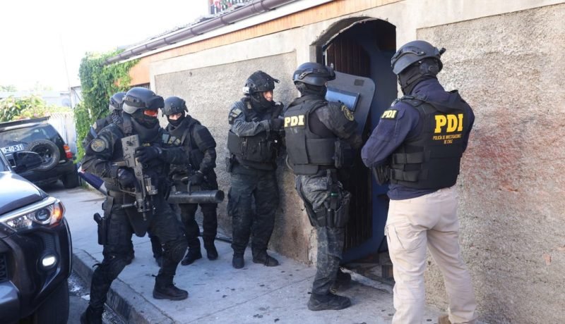 incautan droga y arma lacrimógena en allanamiento a vivienda de san antonio; tres detenidos