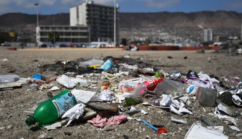 contaminación en puchuncaví: líquido turquesa por desalinizadora