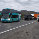 Bus interurbano y camiones detenidos en la Ruta 68 tras un accidente