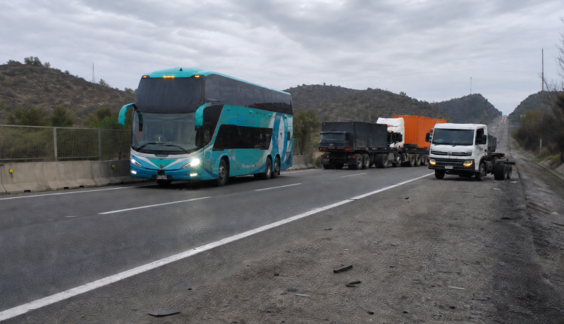 Bus interurbano y camiones detenidos en la Ruta 68 tras un accidente