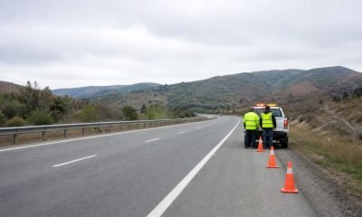 Vehículo de asistencia y conos de seguridad en la berma de una carretera