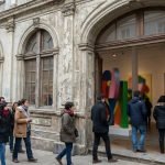 Visitantes recorren una exposición de arte contemporáneo en Valparaíso