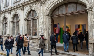 Visitantes recorren una exposición de arte contemporáneo en Valparaíso
