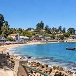 Costanera, playa y embarcaciones en Algarrobo.