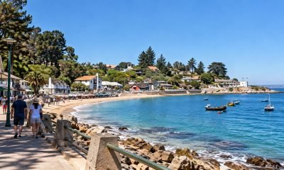 Costanera, playa y embarcaciones en Algarrobo.