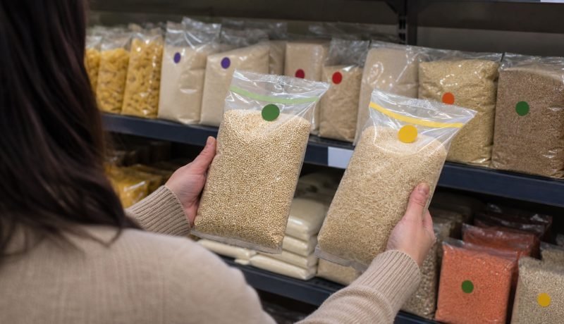 Persona compara alimentos secos envasados en un anaquel compartido