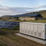 Paneles solares y sistema genérico de baterías en una lechería rural de Casablanca