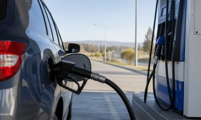 Boquilla de combustible conectada a un automóvil en una estación de servicio