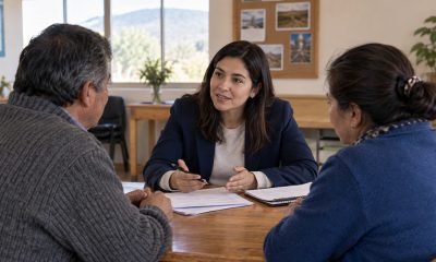 Personas reciben orientación profesional durante una asesoría comunitaria
