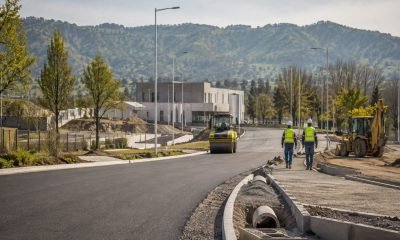 Imagen editorial de una avenida en obras con maquinaria y trabajadores