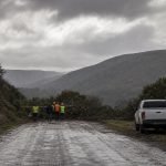 Equipos evalúan un camino rural afectado tras el sistema frontal en la Región de Valparaíso
