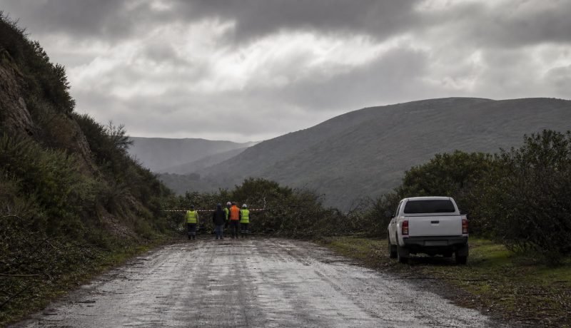 Equipos evalúan un camino rural afectado tras el sistema frontal en la Región de Valparaíso