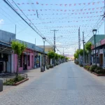 Calle del Barrio Chacabuco de Casablanca con comercio local y banderines