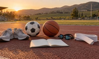Implementos deportivos sobre una pista de atletismo con el valle de Casablanca al fondo
