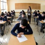Estudiantes de enseñanza media responden una encuesta anónima de bienestar en una sala de clases