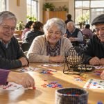 Personas mayores participan en una tarde recreativa de bingo