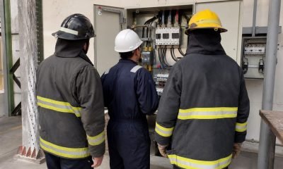 Bomberos revisan un tablero eléctrico durante una capacitación de seguridad