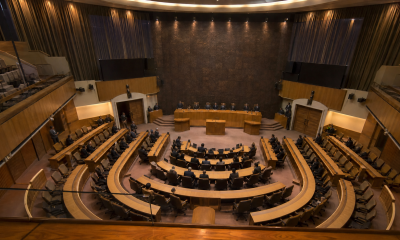 Hemiciclo legislativo genérico durante una sesión, imagen editorial referencial