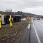 Equipos de emergencia trabajan junto a un camión volcado en una carretera