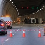 Cierre preventivo de un túnel tras el volcamiento de un camión
