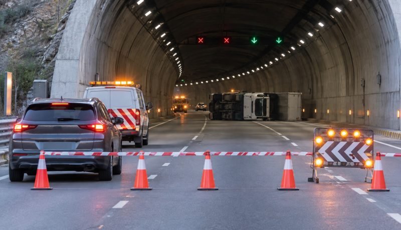 Cierre preventivo de un túnel tras el volcamiento de un camión