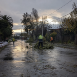 Imagen editorial de una cuadrilla retirando ramas tras las lluvias en Casablanca