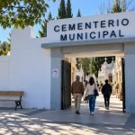 Acceso principal del Cementerio Municipal de Casablanca con visitantes ingresando durante el día