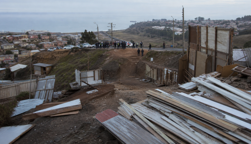 Viviendas informales parcialmente desmontadas en un cerro costero de San Antonio