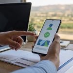 Personas revisan en un teléfono un comprobante digital de habilitación laboral