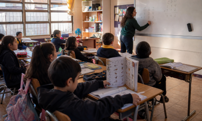 Estudiantes de educación básica trabajan lectura y matemáticas en una sala de clases