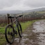 Bicicleta junto a un camino rural con barro después de la lluvia en Casablanca