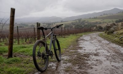 Bicicleta junto a un camino rural con barro después de la lluvia en Casablanca