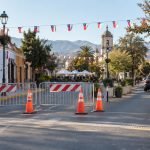 Barreras y conos por un cierre temporal de calle en una ciudad chilena