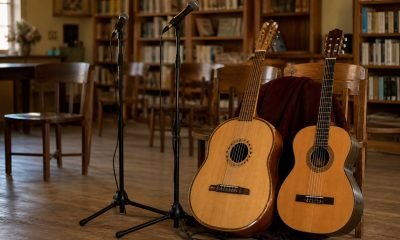 Guitarrón, guitarra y micrófonos en una biblioteca antes de una actividad cultural