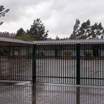 Patio escolar vacío bajo la lluvia durante un sistema frontal en la zona central